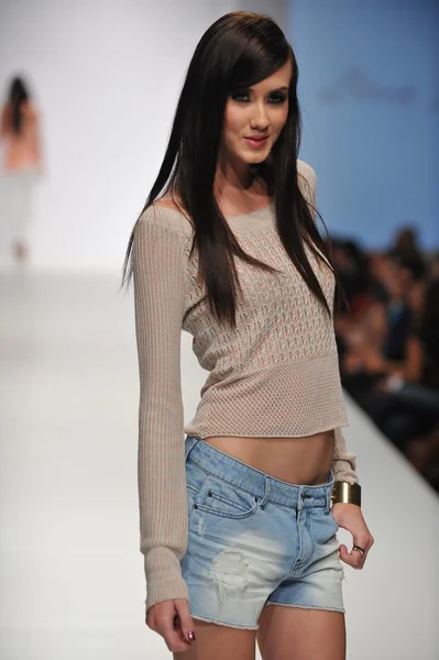 LOS ANGELES - OCTOBER 20: Model walks runway at the Black Harts Brigade Fashion Show for SS 2013 at Sunset Gower Studios during Los Angeles Fashion Weekend on October 20, 2012 in Los Ageles, CA — Stock Photo, Image