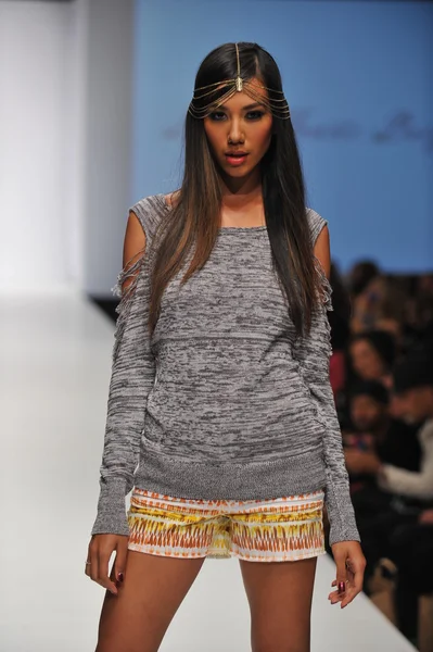 LOS ANGELES - OUTUBRO 20: Modelo caminha pista no Black Harts Brigade Fashion Show para SS 2013 no Sunset Gower Studios durante Los Angeles Fashion Weekend em 20 de outubro de 2012 em Los Ageles, CA — Fotografia de Stock