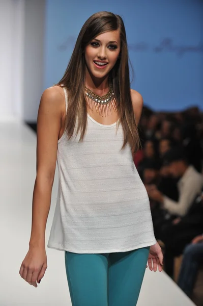 로스 앤젤레스-10 월 20 일: 모델 로스 ageles에 2012 년 10 월 20 일에 로스 앤젤레스 패션 주말 동안 검은 harts 여 단 패션 쇼 일몰 gower 스튜디오에서 ss 2013에 대 한 활주로 걸어 ca — 스톡 사진