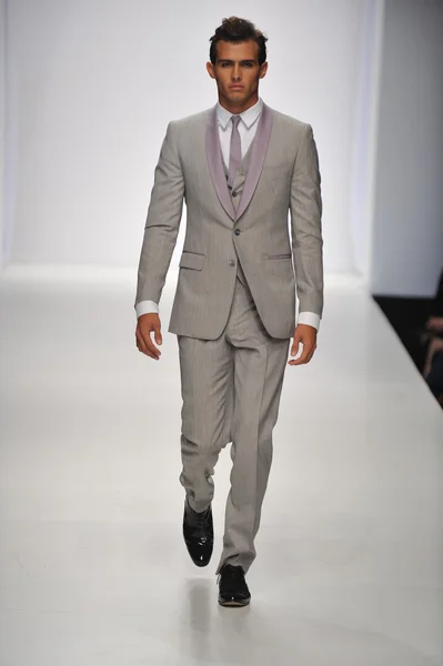 Los Angeles - 19 oktober: Modell promenader landningsbana för Anthony Franco samling på Sunset Gower Studios under Los Angeles Fashion Weekend 19 oktober 2012 i Los Ageles, Ca — Stockfoto