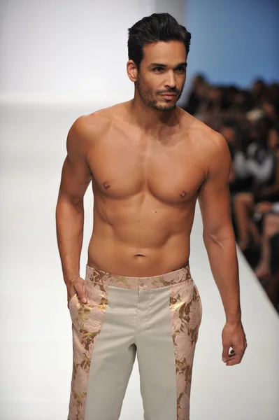 LOS ANGELES - OUTUBRO 19: Modelo caminha pista para coleção Anthony Franco no Sunset Gower Studios durante Los Angeles Fashion Weekend em 19 de outubro de 2012 em Los Ageles, CA — Fotografia de Stock