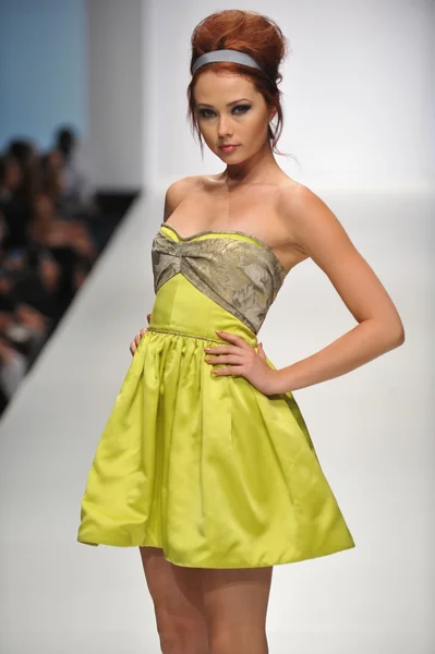 LOS ÁNGELES - 19 DE OCTUBRE: Modelo camina pasarela para la colección Anthony Franco en Sunset Gower Studios durante Los Angeles Fashion Weekend el 19 de octubre de 2012 en Los Ageles, CA — Foto de Stock