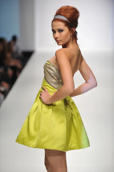 LOS ÁNGELES - 19 DE OCTUBRE: Modelo camina pasarela para la colección Anthony Franco en Sunset Gower Studios durante Los Angeles Fashion Weekend el 19 de octubre de 2012 en Los Ageles, CA — Foto de Stock