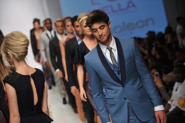 LOS ANGELES - OCTOBER 19: Model walks runway for Anthony Franco collection at Sunset Gower Studios during Los Angeles Fashion Weekend on October 19, 2012 in Los Ageles, CA — Stock Photo, Image