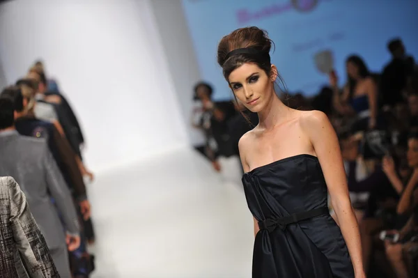 LOS ÁNGELES - 19 DE OCTUBRE: Modelo camina pasarela para la colección Anthony Franco en Sunset Gower Studios durante Los Angeles Fashion Weekend el 19 de octubre de 2012 en Los Ageles, CA — Foto de Stock