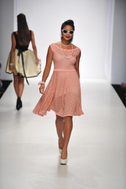 Los angeles - 19 Ekim: model yürür pist 19 Ekim 2012 tarihinde los angeles moda hafta sonu boyunca günbatımı gower Studios nathanaelle koleksiyonu için los ageles, ca