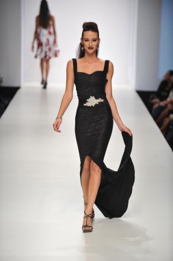 Los angeles - 19 Ekim: model yürür pist 19 Ekim 2012 tarihinde los angeles moda hafta sonu boyunca günbatımı gower Studios nathanaelle koleksiyonu için los ageles, ca