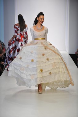 Los angeles - 19 Ekim: model yürür pist 19 Ekim 2012 tarihinde los angeles moda hafta sonu boyunca günbatımı gower Studios nathanaelle koleksiyonu için los ageles, ca