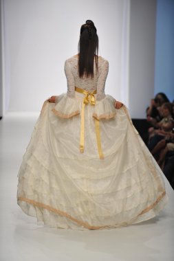 Los angeles - 19 Ekim: model yürür pist 19 Ekim 2012 tarihinde los angeles moda hafta sonu boyunca günbatımı gower Studios nathanaelle koleksiyonu için los ageles, ca