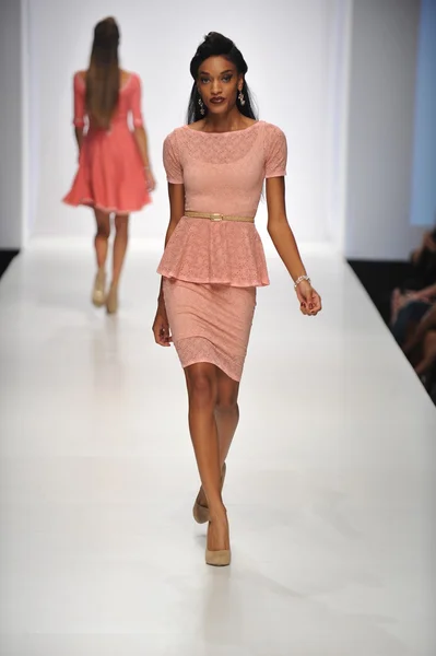 LOS ÁNGELES - 19 DE OCTUBRE: Modelo camina pasarela para la colección Nathanaelle en Sunset Gower Studios durante Los Angeles Fashion Weekend el 19 de octubre de 2012 en Los Ageles, CA — Foto de Stock