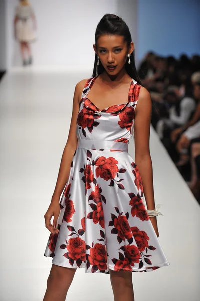 LOS ANGELES - OCTOBER 19: Model walks runway for Nathanaelle collection at Sunset Gower Studios during Los Angeles Fashion Weekend on October 19, 2012 in Los Ageles, CA — Stock Photo, Image