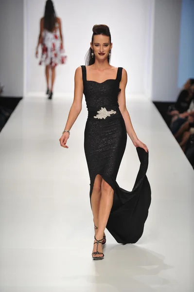 LOS ÁNGELES - 19 DE OCTUBRE: Modelo camina pasarela para la colección Nathanaelle en Sunset Gower Studios durante Los Angeles Fashion Weekend el 19 de octubre de 2012 en Los Ageles, CA — Foto de Stock