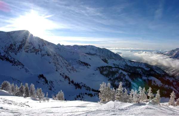 Espetacular vista para as montanhas da estação de esqui Snowbird em Utah, EUA — Fotografia de Stock