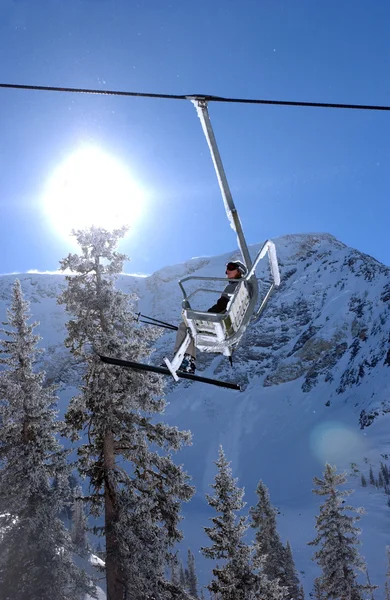 壮观的景色到山脉从雪鸟在美国犹他州的滑雪胜地 — 图库照片