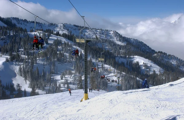 Vue spectaculaire sur les montagnes depuis la station de ski Snowbird dans l'Utah, États-Unis — Photo