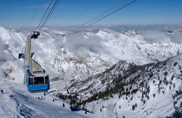 Nádherný výhled na hory a modré lyžařské tramvaje v lyžařském středisku snowbird v Utahu — Stock fotografie