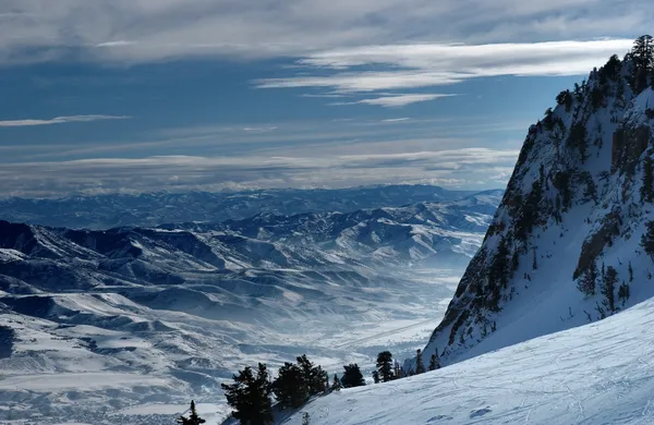 我的身体-雪和天空。snowbasin 山，犹他州 — 图库照片