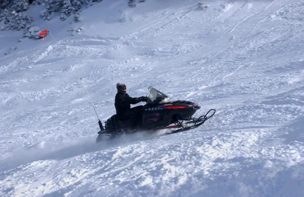 Motorschlitten in den Bergen vom Gipfel des Skigebiets alta in utah — Stockfoto