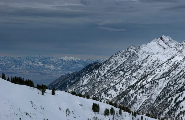 Spectaculaire uitzicht op de bergen vanaf Top van alta skiresort in utah — Stockfoto