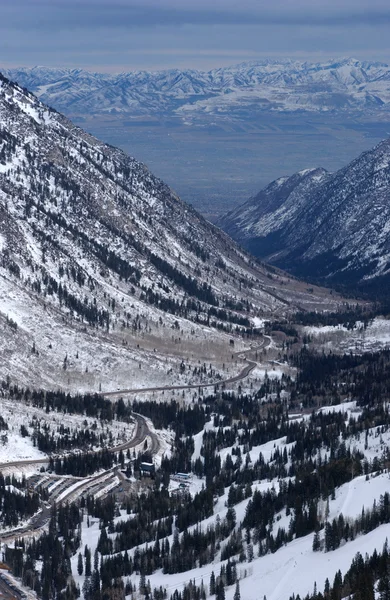 Vista espetacular para as montanhas a partir do cume da estância de esqui Alta em Utah — Fotografia de Stock