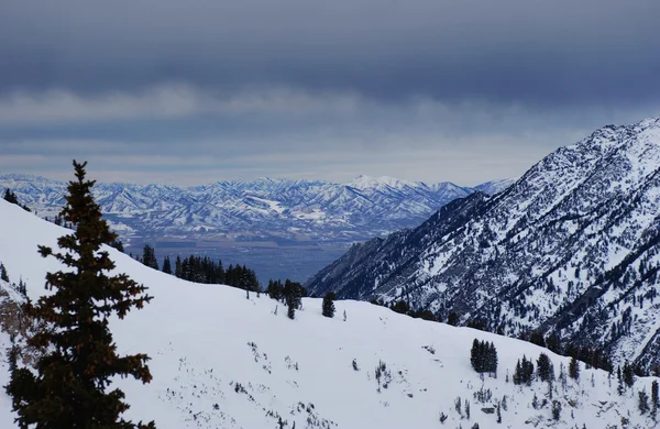 Spettacolare vista sulle montagne dalla cima della stazione sciistica Alta nello Utah — Foto Stock