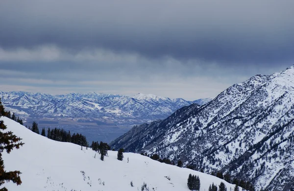 Vue spectaculaire sur les montagnes depuis le sommet de la station de ski Alta dans l'Utah — Photo