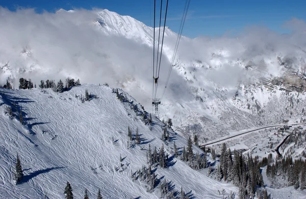 Vue spectaculaire sur les montagnes depuis la station de ski Snowbird dans l'Utah, États-Unis — Photo