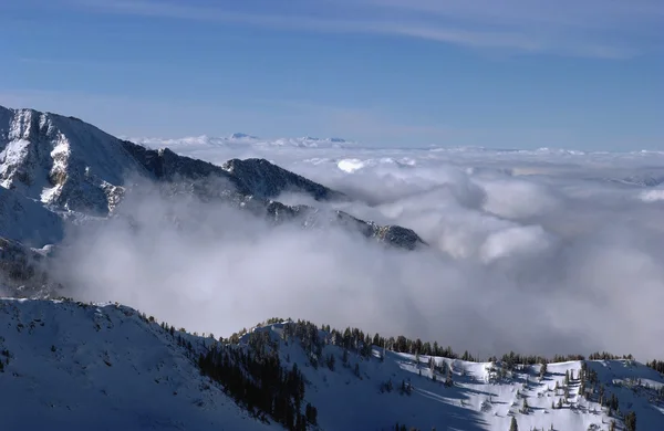 Espectacular vista a las montañas desde la estación de esquí Snowbird en Utah, EE.UU. Fotos De Stock