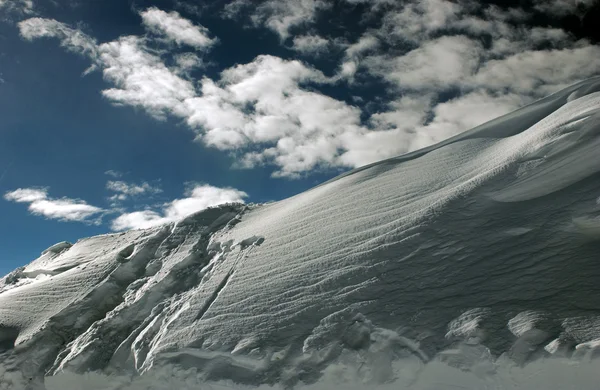 Op de top van de wereld - sneeuw en hemel. Snowbasin berg, utah Stockafbeelding