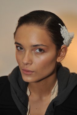 New york, ny - 13 Ekim: manken kuliste monique lhuillier 2013 13 Ekim 2012 gelinlik koleksiyonu gösteri sırasında new York'ta hazır Başlarken.