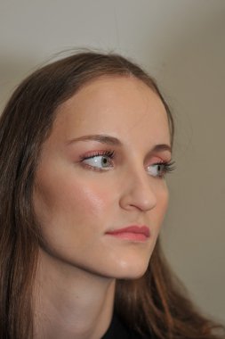 New york, ny - 13 Ekim: manken kuliste monique lhuillier 2013 13 Ekim 2012 gelinlik koleksiyonu gösteri sırasında new York'ta hazır Başlarken.