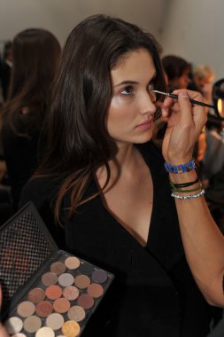 New york, ny - 13 Ekim: manken kuliste monique lhuillier 2013 13 Ekim 2012 gelinlik koleksiyonu gösteri sırasında new York'ta hazır Başlarken.