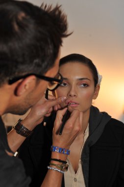 New york, ny - 13 Ekim: manken kuliste monique lhuillier 2013 13 Ekim 2012 gelinlik koleksiyonu gösteri sırasında new York'ta hazır Başlarken.