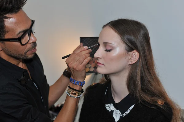 New york, ny - oktober 13: ein model macht sich backstage fertig während monique lhuillier 2013 braut kollektion show on oktober 13, 2012 in new york city. — Stockfoto