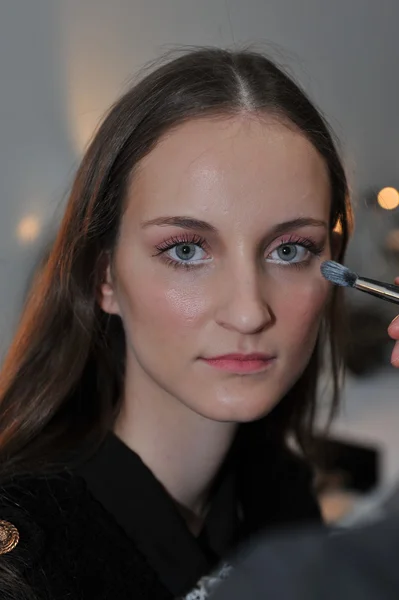 NEW YORK, NY - OCTOBER 13: A Model getting ready backstage during Monique Lhuillier 2013 Bridal Collection show on October 13, 2012 in New York City. — Stock Photo, Image