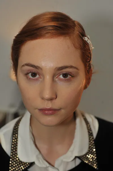 NOVA IORQUE, NY - OUTUBRO 13: Um modelo se preparando nos bastidores durante Monique Lhuillier 2013 Bridal Collection show em outubro 13, 2012 em Nova York . — Fotografia de Stock