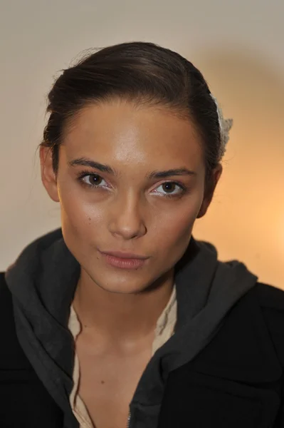 NOVA IORQUE, NY - OUTUBRO 13: Um modelo se preparando nos bastidores durante Monique Lhuillier 2013 Bridal Collection show em outubro 13, 2012 em Nova York . — Fotografia de Stock