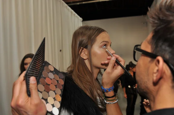 New york, ny - oktober 13: ein model macht sich backstage fertig während monique lhuillier 2013 braut kollektion show on oktober 13, 2012 in new york city. — Stockfoto