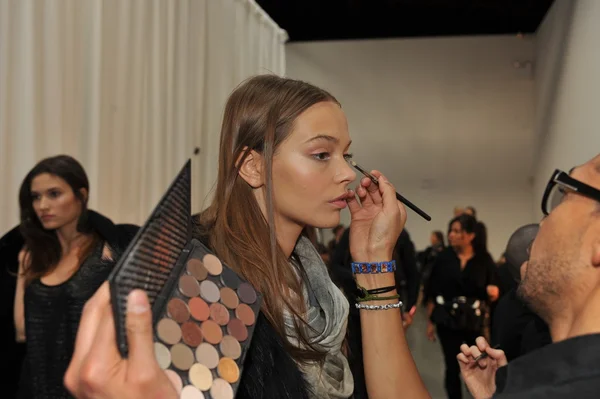 NEW YORK, NY - OCTOBER 13: A Model getting ready backstage during Monique Lhuillier 2013 Bridal Collection show on October 13, 2012 in New York City. — Stock Photo, Image