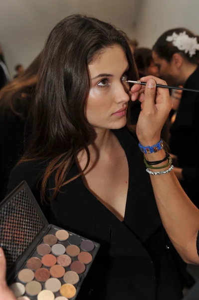 New york, ny - oktober 13: ein model macht sich backstage fertig während monique lhuillier 2013 braut kollektion show on oktober 13, 2012 in new york city. — Stockfoto