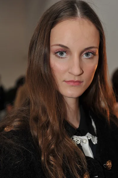 NOVA IORQUE, NY - OUTUBRO 13: Um modelo se preparando nos bastidores durante Monique Lhuillier 2013 Bridal Collection show em outubro 13, 2012 em Nova York . — Fotografia de Stock