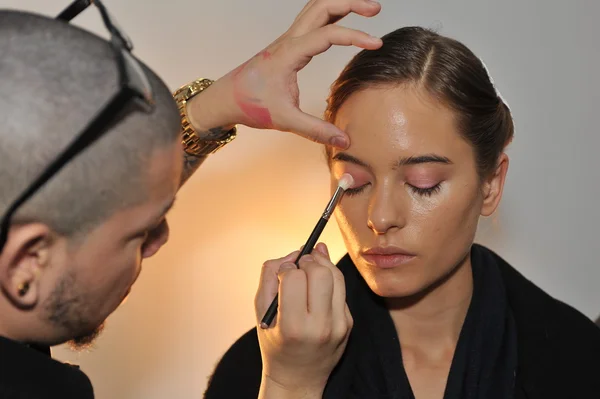 NOVA IORQUE, NY - OUTUBRO 13: Um modelo se preparando nos bastidores durante Monique Lhuillier 2013 Bridal Collection show em outubro 13, 2012 em Nova York . — Fotografia de Stock