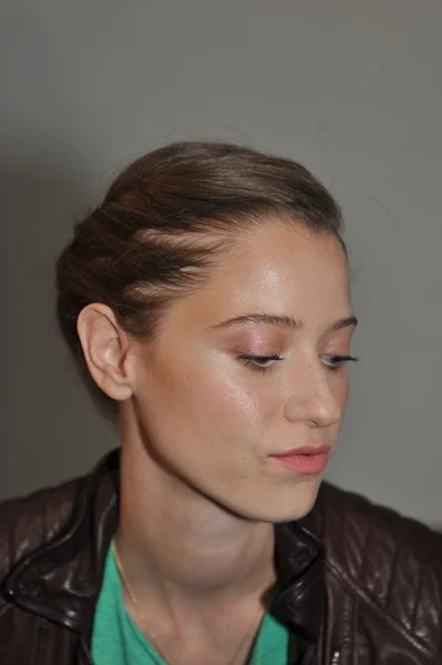 NOVA IORQUE, NY - OUTUBRO 13: Um modelo se preparando nos bastidores durante Monique Lhuillier 2013 Bridal Collection show em outubro 13, 2012 em Nova York . — Fotografia de Stock