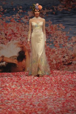 New York-14 Ekim: Modelleri yürüyüşler pist Claire Pettibone gelin göstermek için sonbahar 2013 Ny Gelin Moda Haftası 14 Ekim 2012 tarihinde New York City, NY