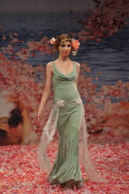 New York-14 Ekim: Modelleri yürüyüşler pist Claire Pettibone gelin göstermek için sonbahar 2013 Ny Gelin Moda Haftası 14 Ekim 2012 tarihinde New York City, NY