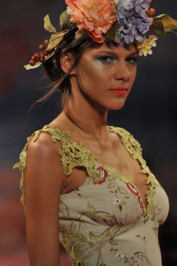 New York-14 Ekim: Modelleri yürüyüşler pist Claire Pettibone gelin göstermek için sonbahar 2013 Ny Gelin Moda Haftası 14 Ekim 2012 tarihinde New York City, NY