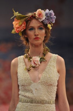 New York-14 Ekim: Modelleri yürüyüşler pist Claire Pettibone gelin göstermek için sonbahar 2013 Ny Gelin Moda Haftası 14 Ekim 2012 tarihinde New York City, NY