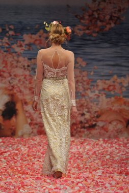 New York-14 Ekim: Modelleri yürüyüşler pist Claire Pettibone gelin göstermek için sonbahar 2013 Ny Gelin Moda Haftası 14 Ekim 2012 tarihinde New York City, NY