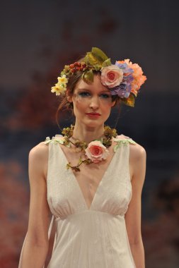 New York-14 Ekim: Modelleri yürüyüşler pist Claire Pettibone gelin göstermek için sonbahar 2013 Ny Gelin Moda Haftası 14 Ekim 2012 tarihinde New York City, NY