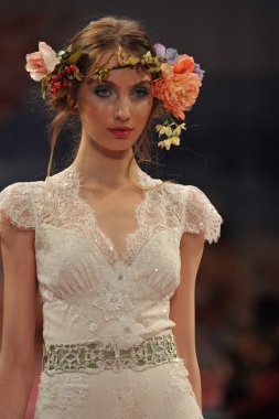 New York-14 Ekim: Modelleri yürüyüşler pist Claire Pettibone gelin göstermek için sonbahar 2013 Ny Gelin Moda Haftası 14 Ekim 2012 tarihinde New York City, NY